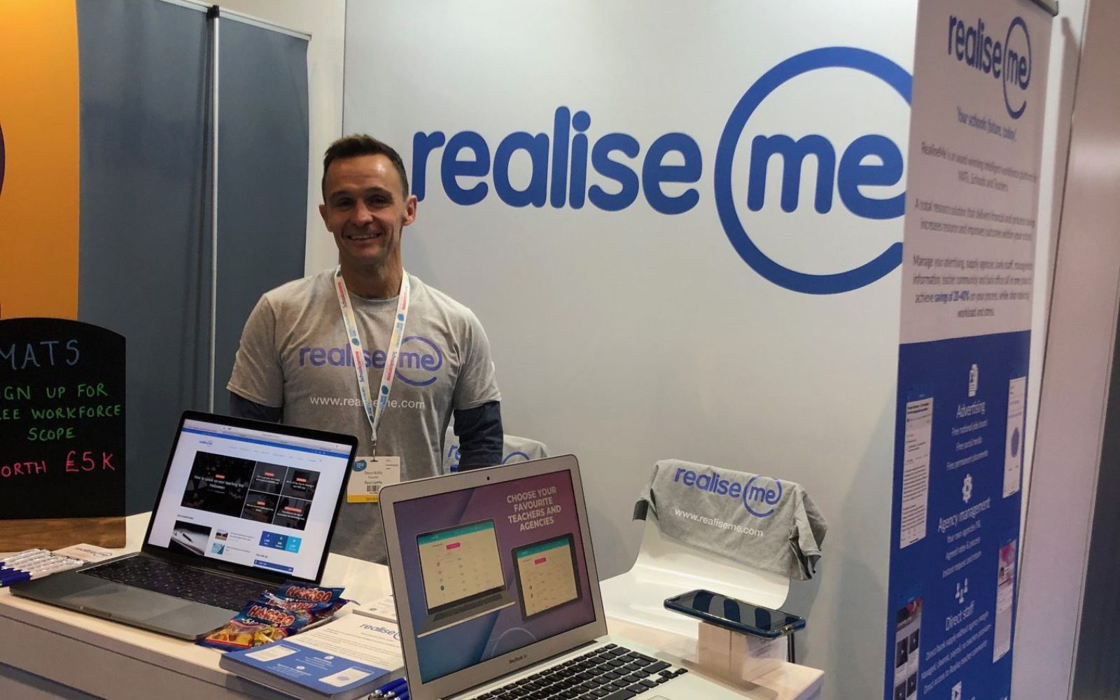 Kellstar at an event